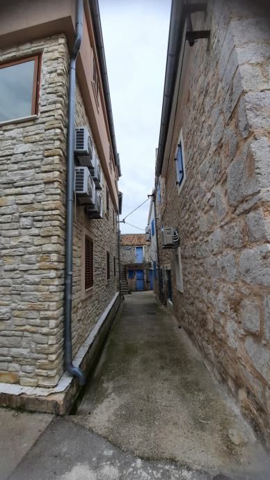 !!kuća sa 6 apartmana 25 metara od mora!! (prodaja) - slika 2