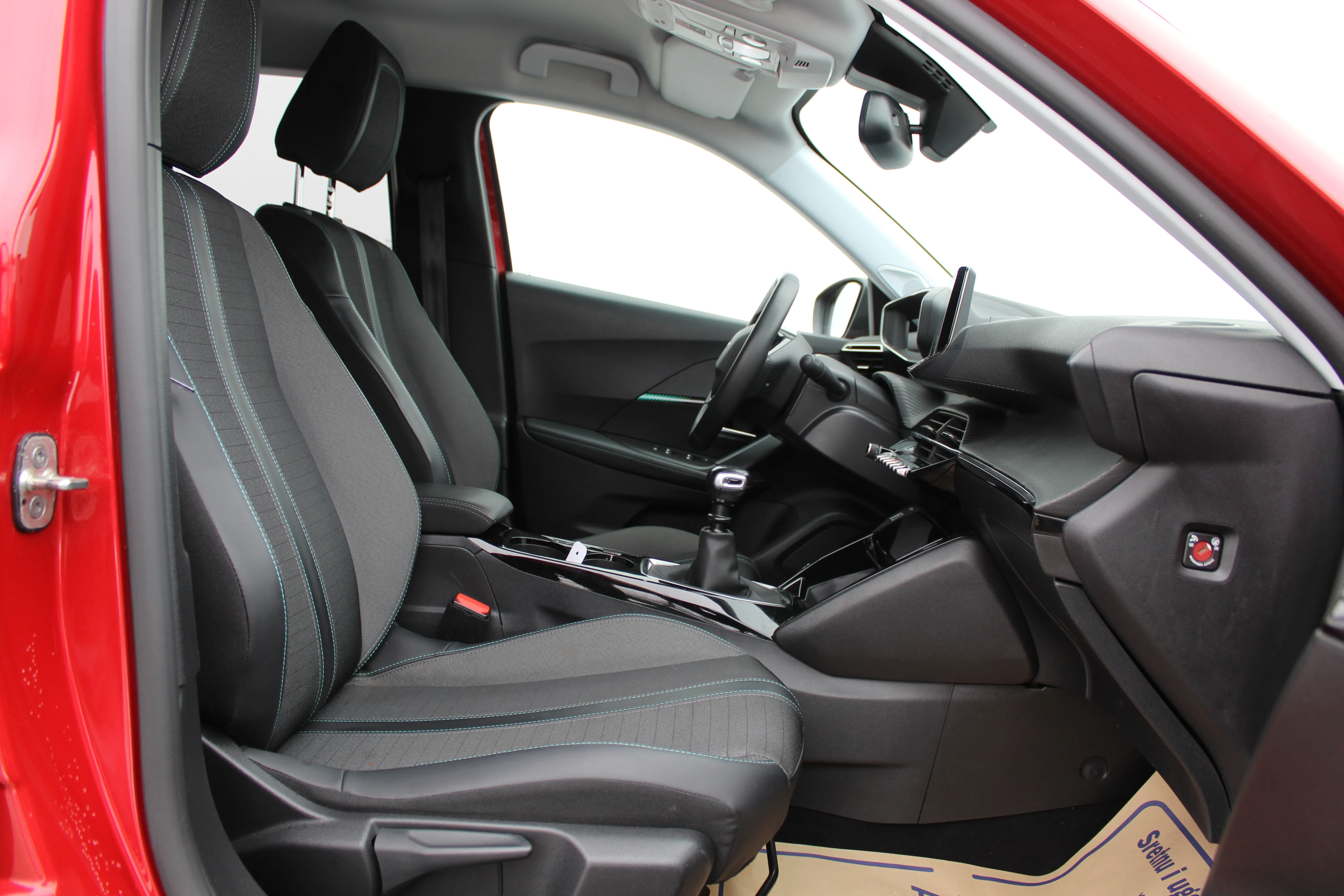 13059 peugeot 2008 1,2 puretech 100 s&s allure - slika 12