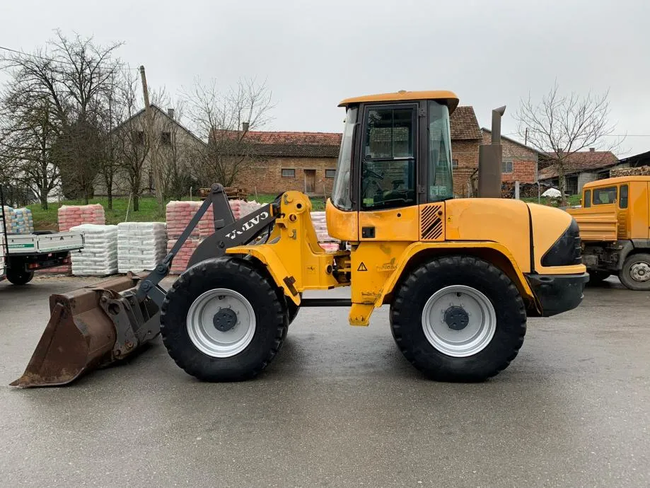 Utovarivač Volvo L45 - Bjelovar