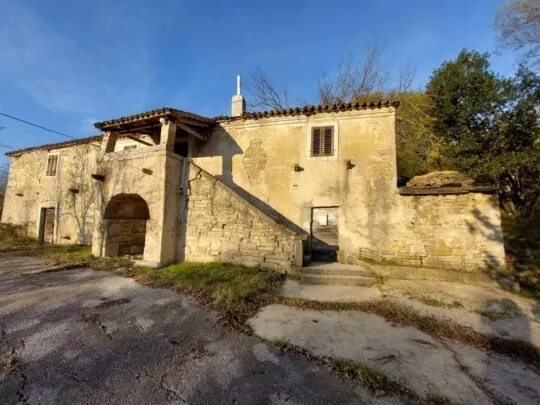 Cerovlje, istarska kamena kuća s pogledom na zelenilo