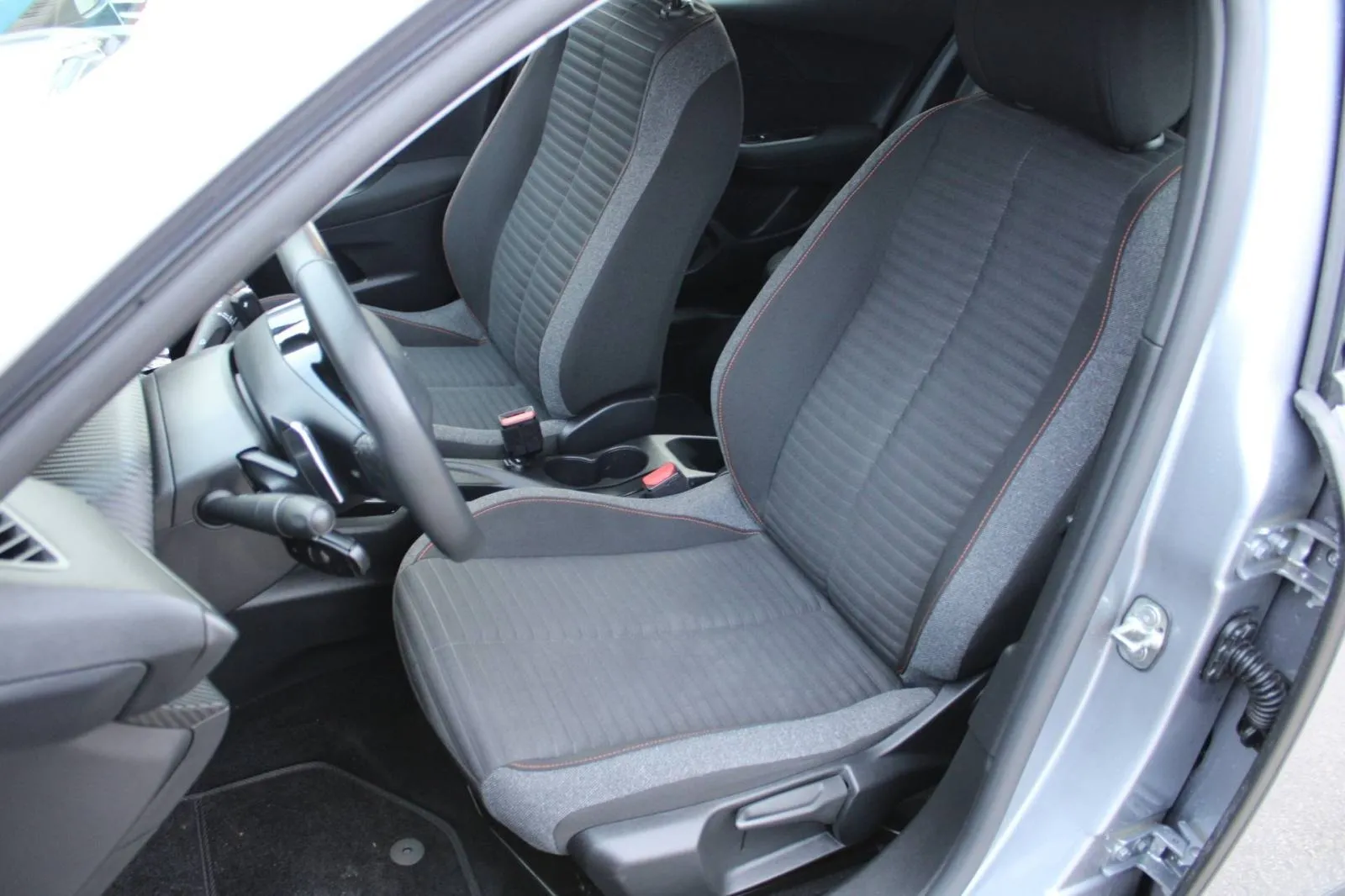 peugeot 2008 1.2 puretech automatik *led, navigacija* - slika 12