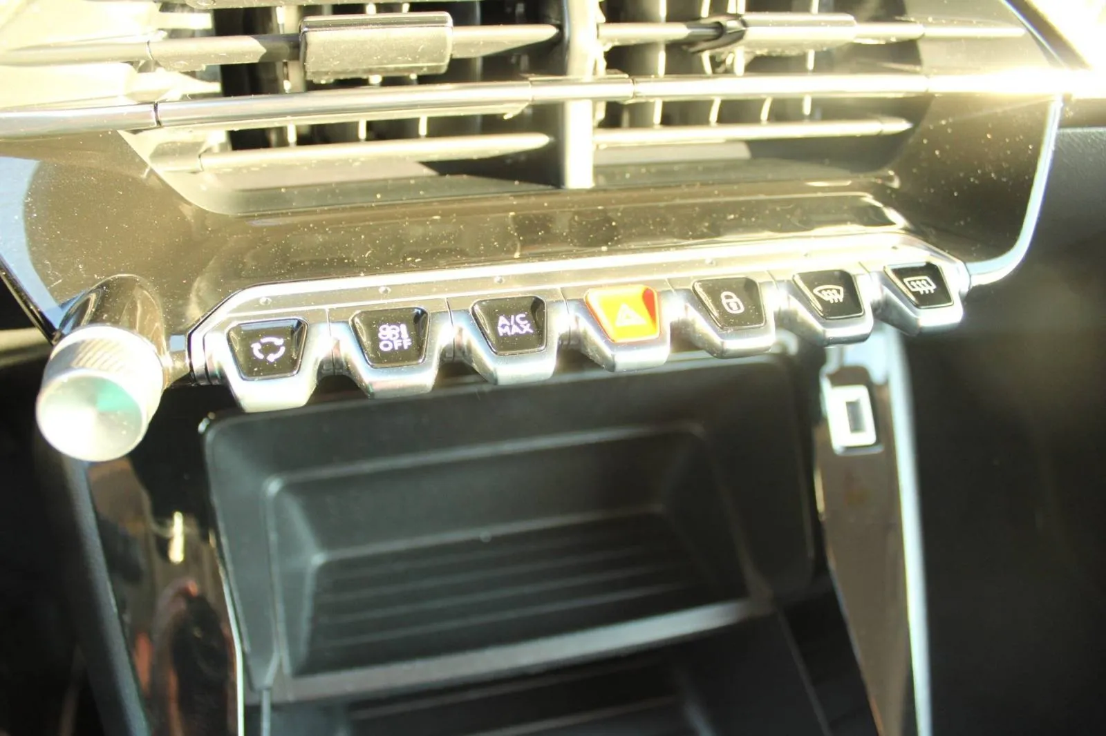 peugeot 208 1.2 puretech 100 - slika 16