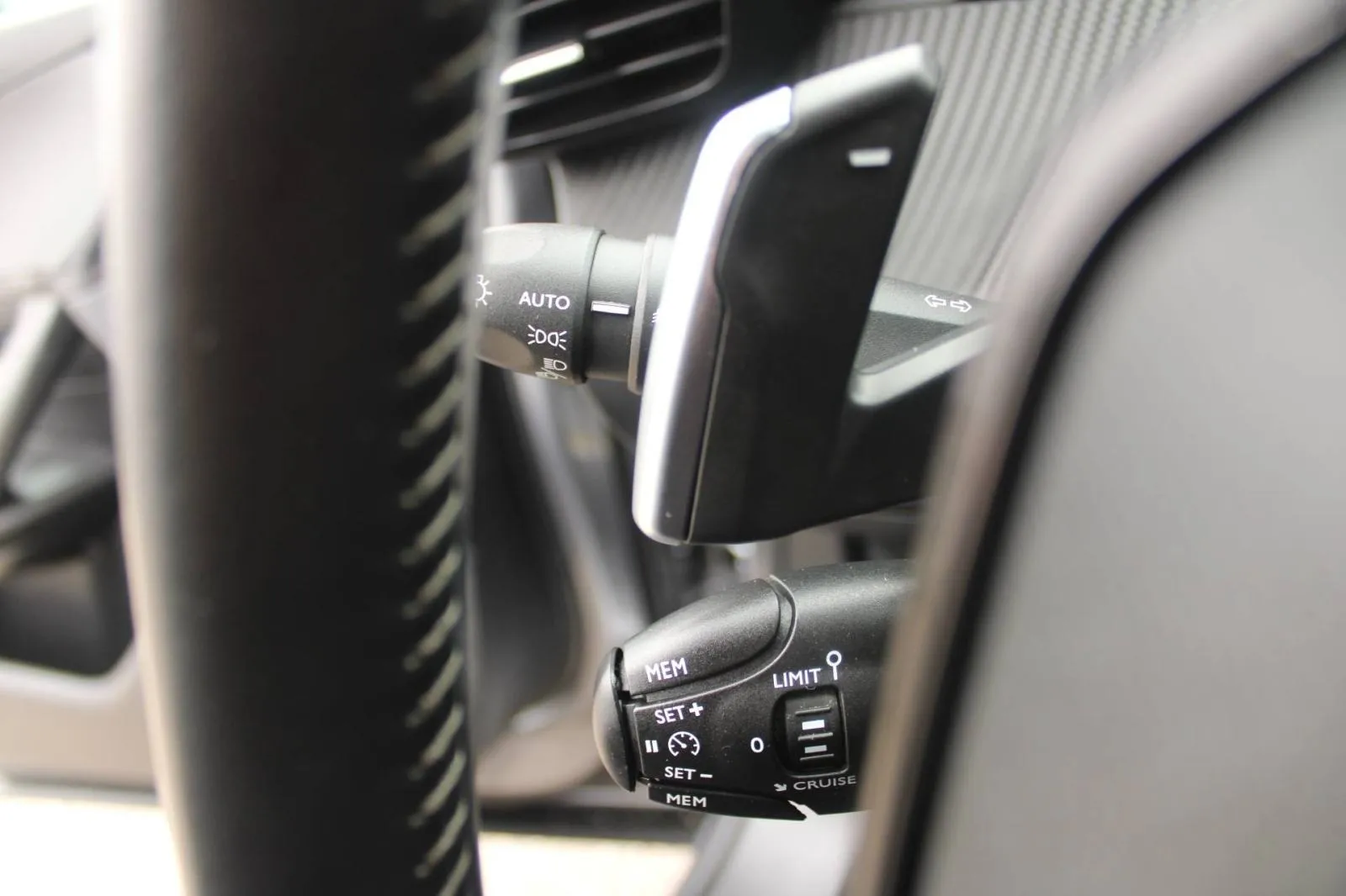 peugeot 2008 1.2 puretech automatik - slika 17