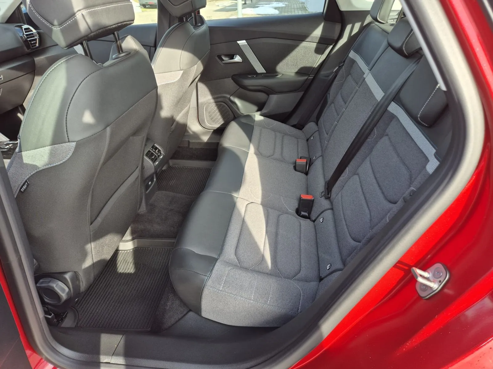 citroën c4 x plus hybrid 136 ks - slika 11