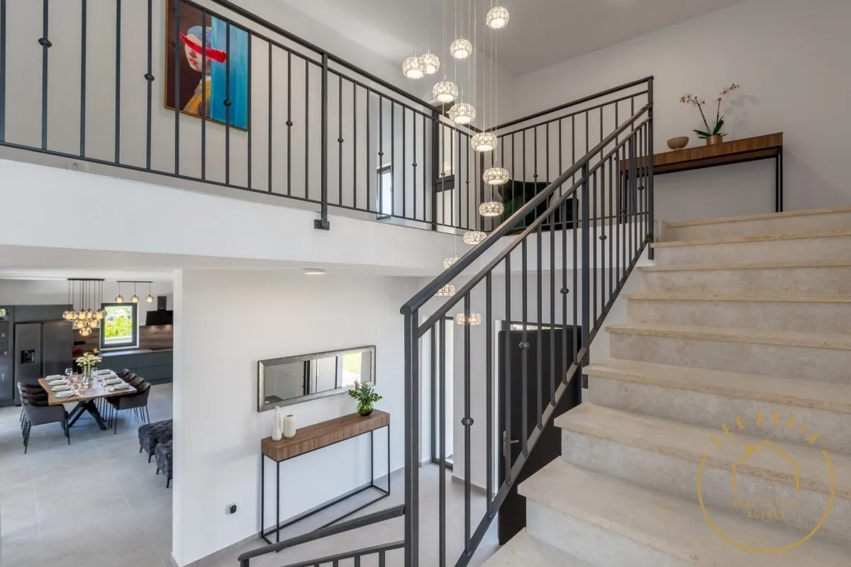 elegantna vila okružena zelenilom, buje - slika 19