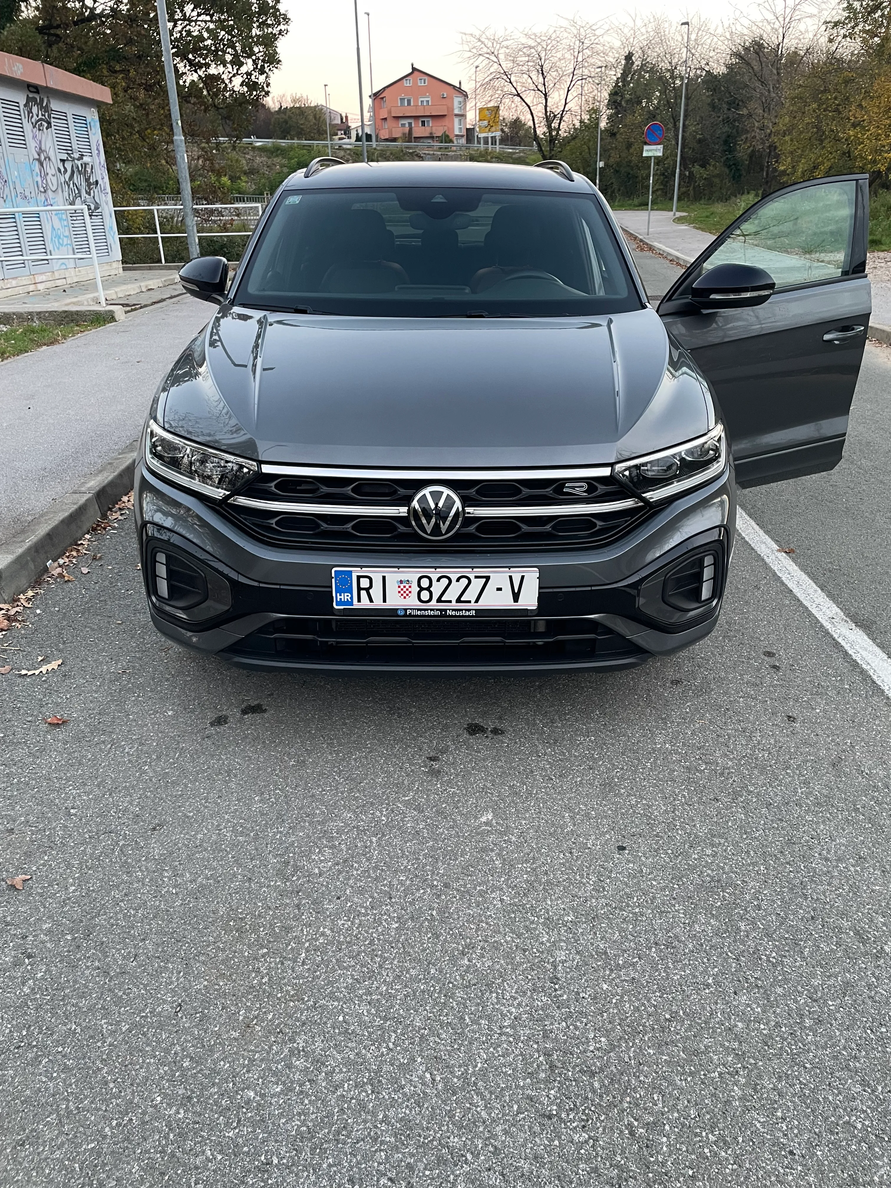 vw t-roc 1.5 tsi,dsg,r-line,black,matrix,iq,kamera - slika 9