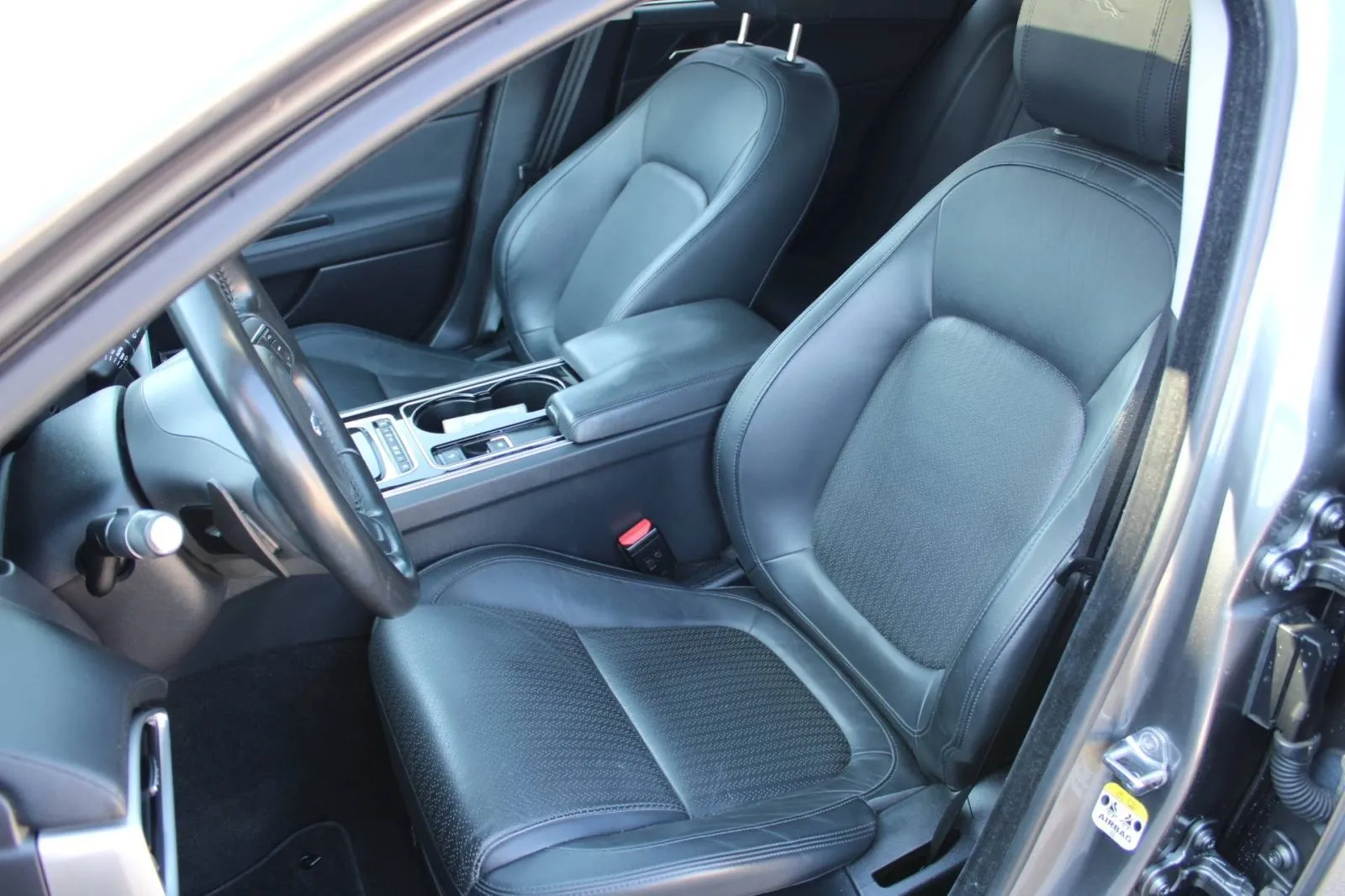 jaguar xe 2.0d awd automatik - slika 9