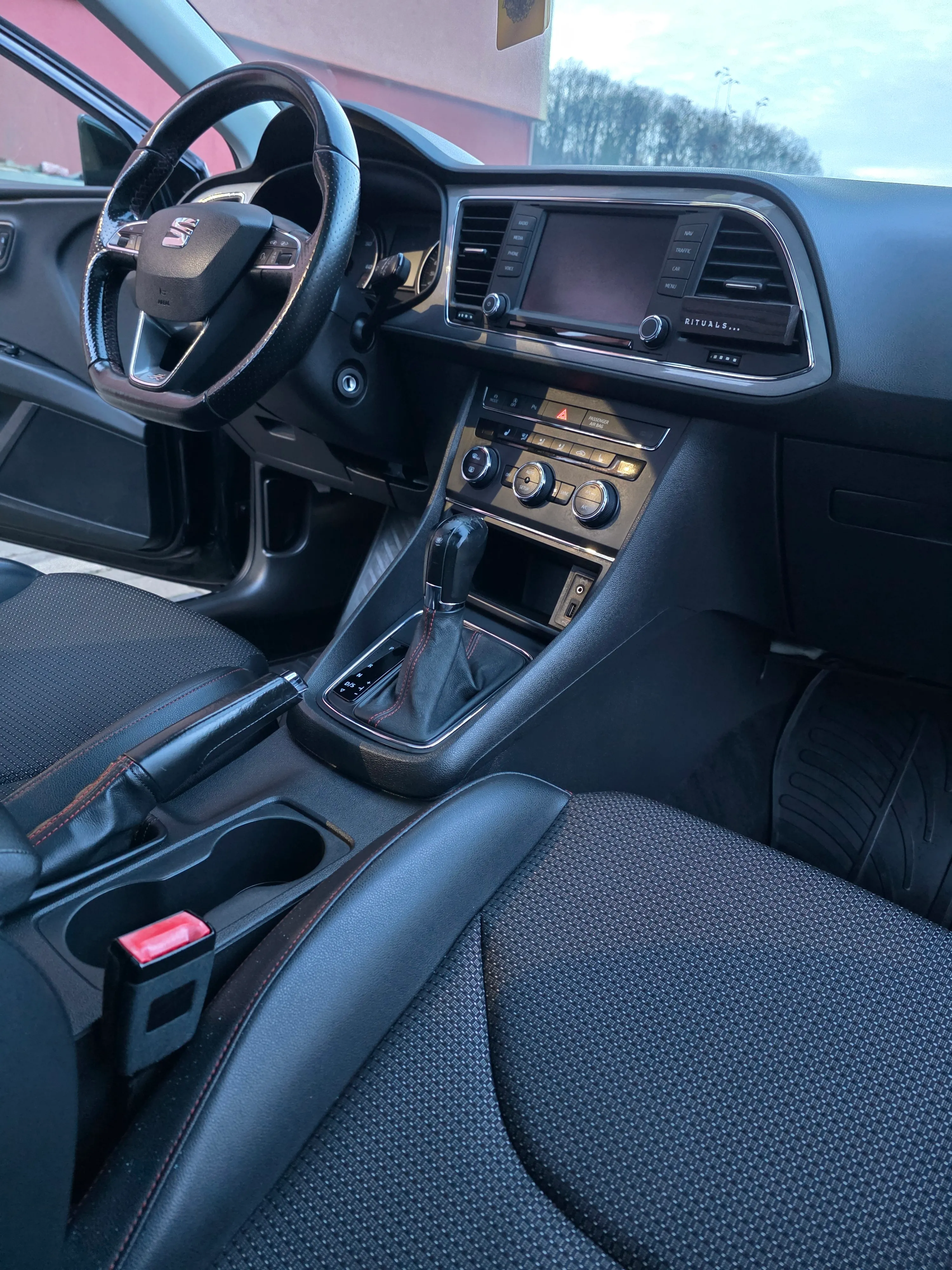 seat leon fr 2.0tdi/dsg/135kw/pano/navi/top stanje - slika 10