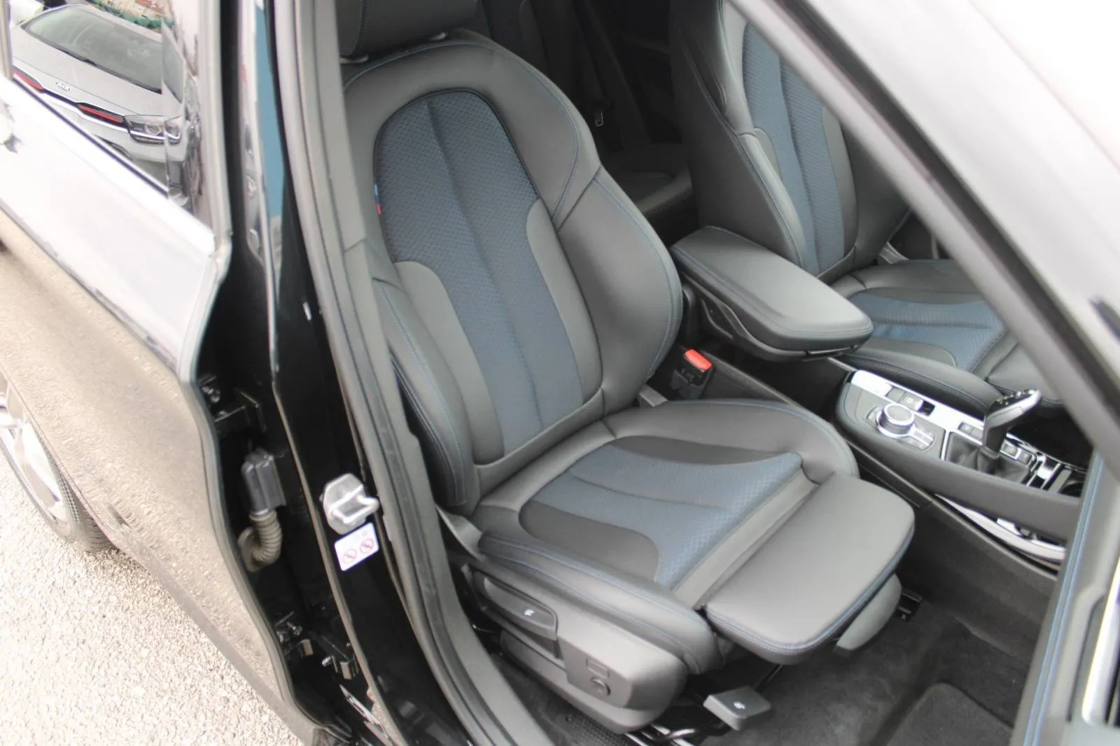 bmw x1 20d xdrive m paket automatik *led, navigacija* - slika 17