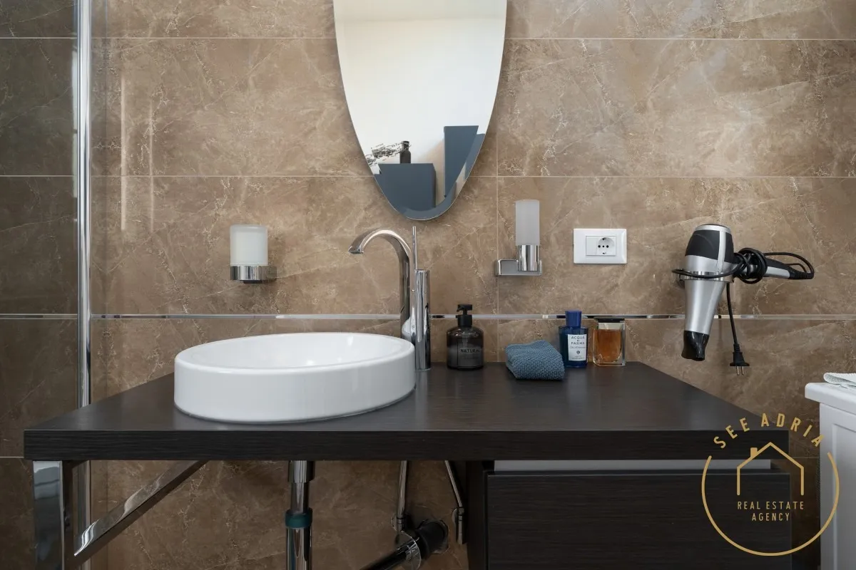 kuća sa apartmanima na odličnoj lokaciji - slika 21