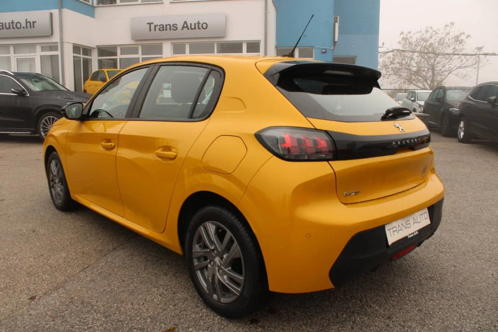 peugeot 208 1.2 puretech *led, navigacija* - slika 7