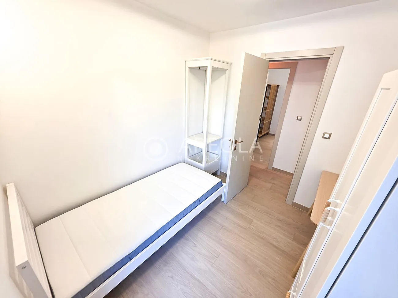 split, pujanke – trosoban stan s 3 lođe, renoviran i novo namješten! - slika 17