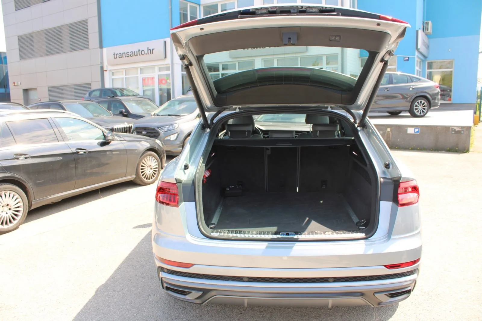 audi q8 55 tfsi quattro s-line *panorama,led,navigacija,kamera* - slika 9