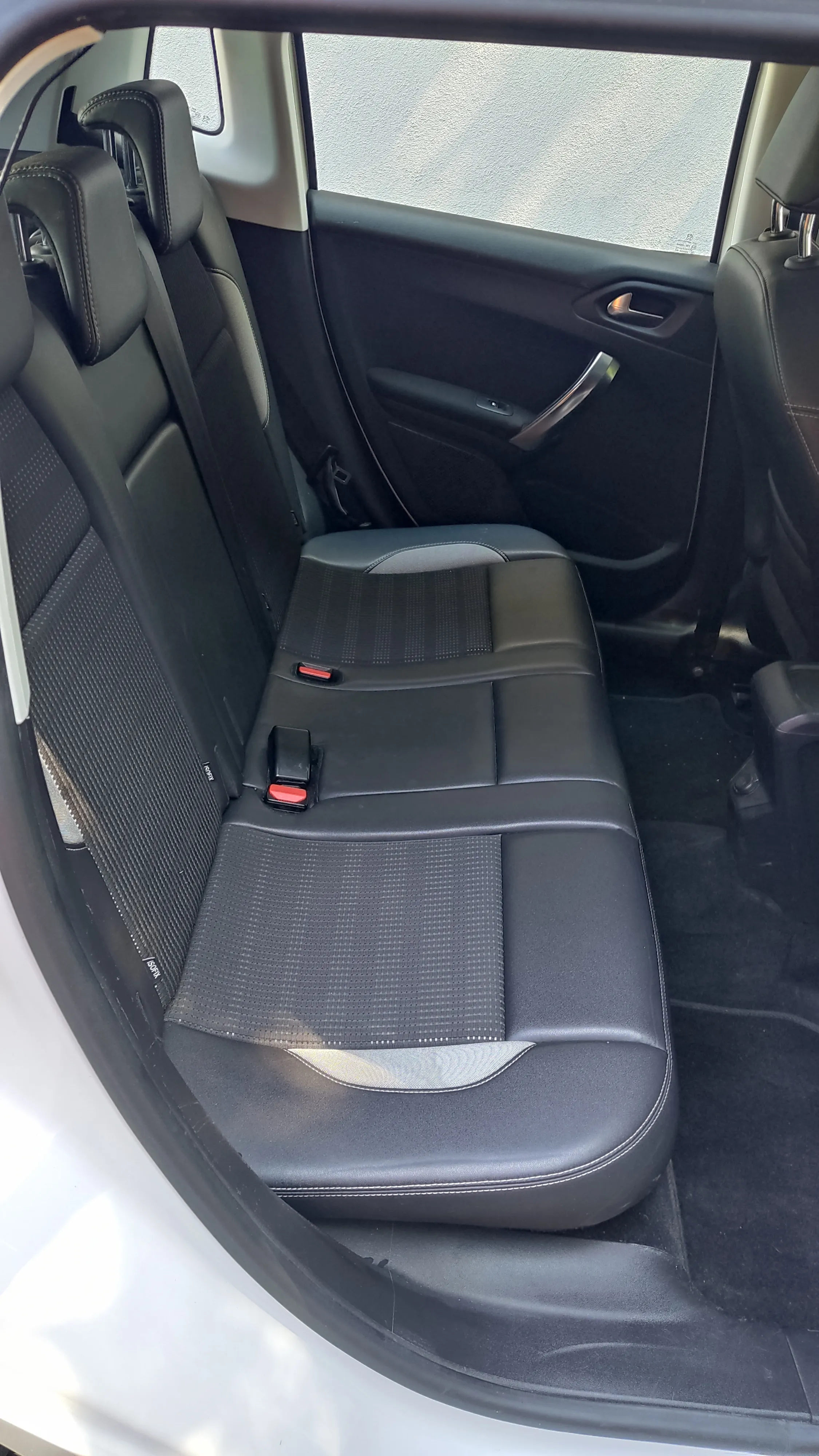 peugeot 2008 1,2 allure - slika 23