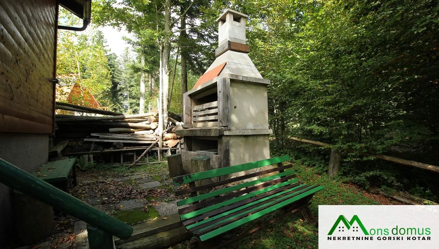 skrivena u šumi iznad lokvarskog jezera - slika 12