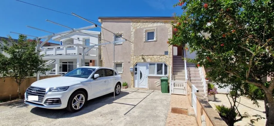 Vir, kuća s 2 apartmana(148m2), 150 metara do plaže (prodaja)