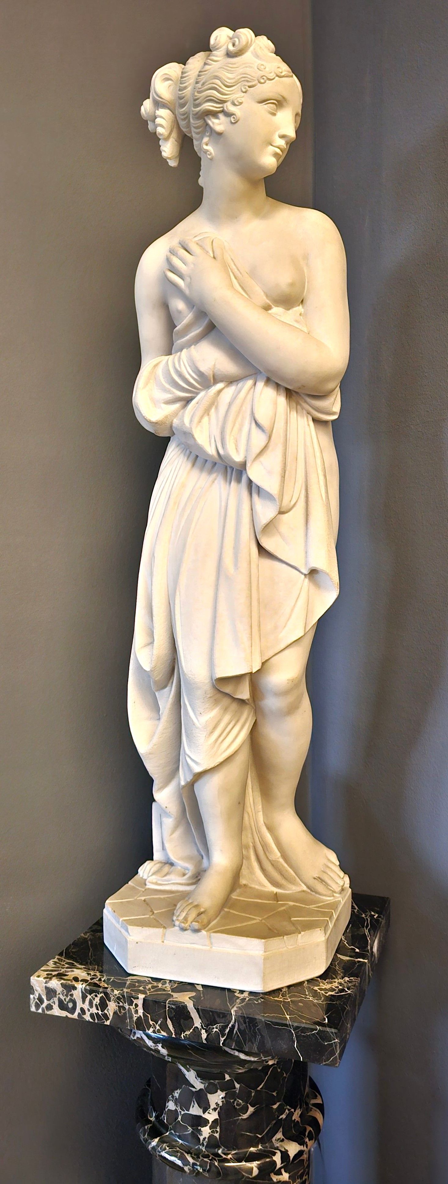 skulptura venera italica na podestu od mramora - slika 5