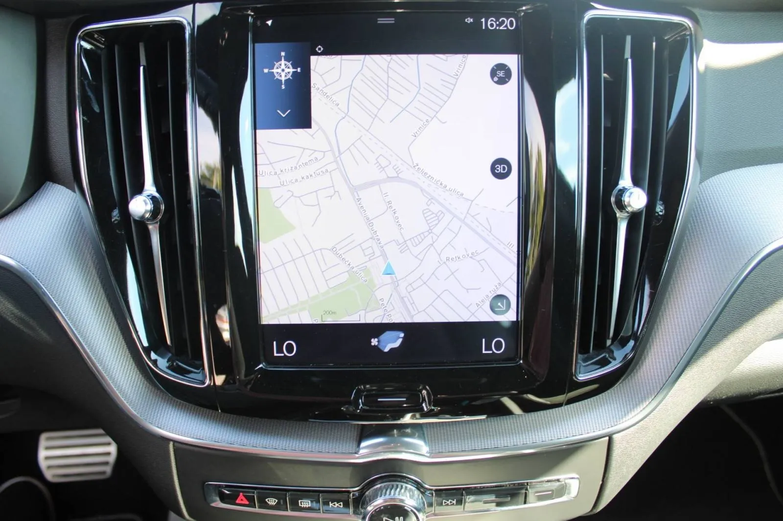 volvo xc60 t8 recharge awd r-design *panorama, led, navigacija* - slika 17