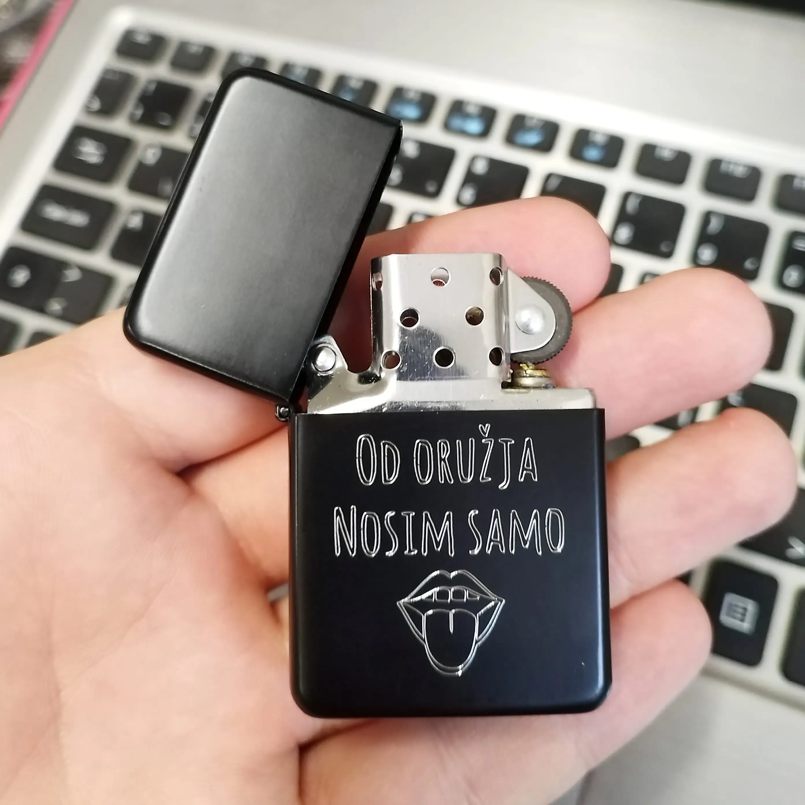 upaljač marke tom - slika 13