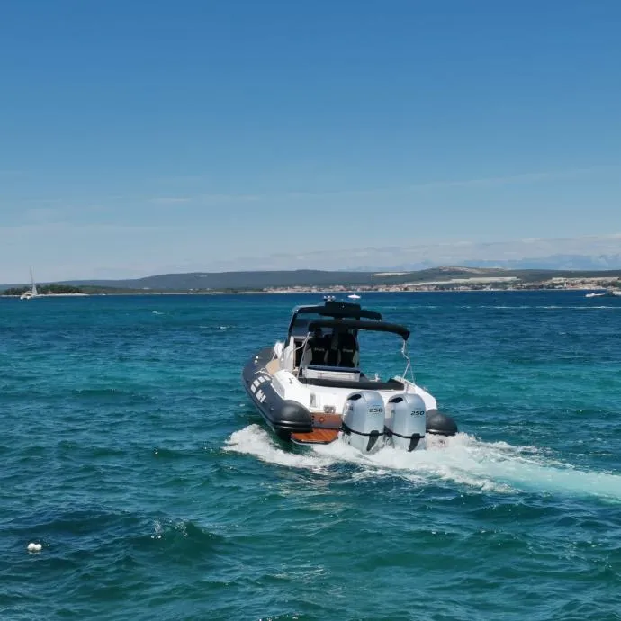 shark 38 hardtop powered by inboard diesel - slika 11