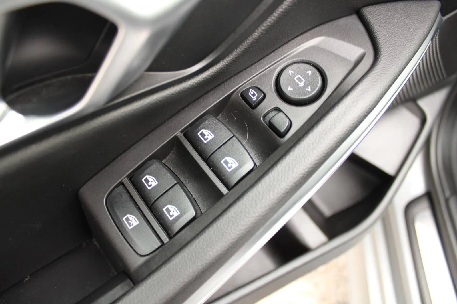 bmw serija 3 320d xdrive automatik m-paket *led, head-up, kamera, navi - slika 13