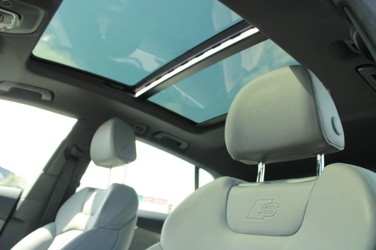 audi q8 55 tfsi quattro s-line *panorama,led,navigacija,kamera* - slika 23