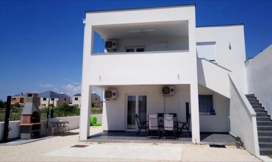 privlaka, lijepa kuća s tri apartmana(123m2), 200 metara do mora - slika 3
