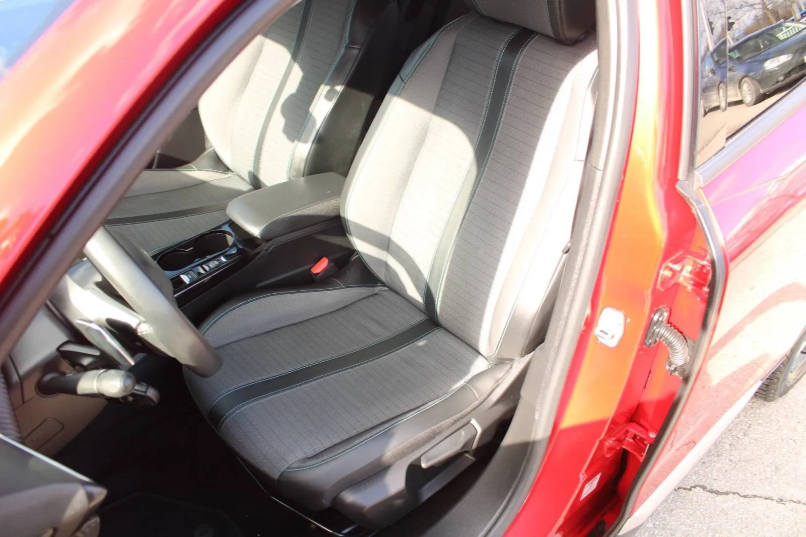 peugeot 2008 1.2 puretech allure automatik - slika 10