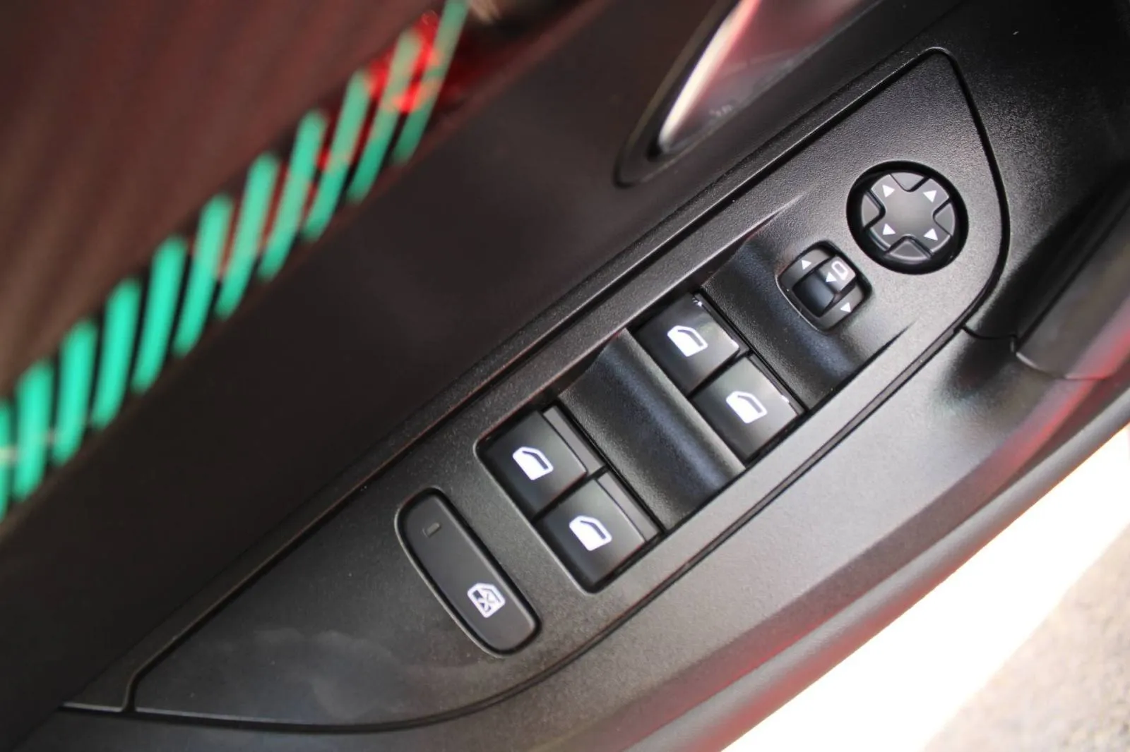 peugeot 2008 1.2 puretech allure automatik - slika 15