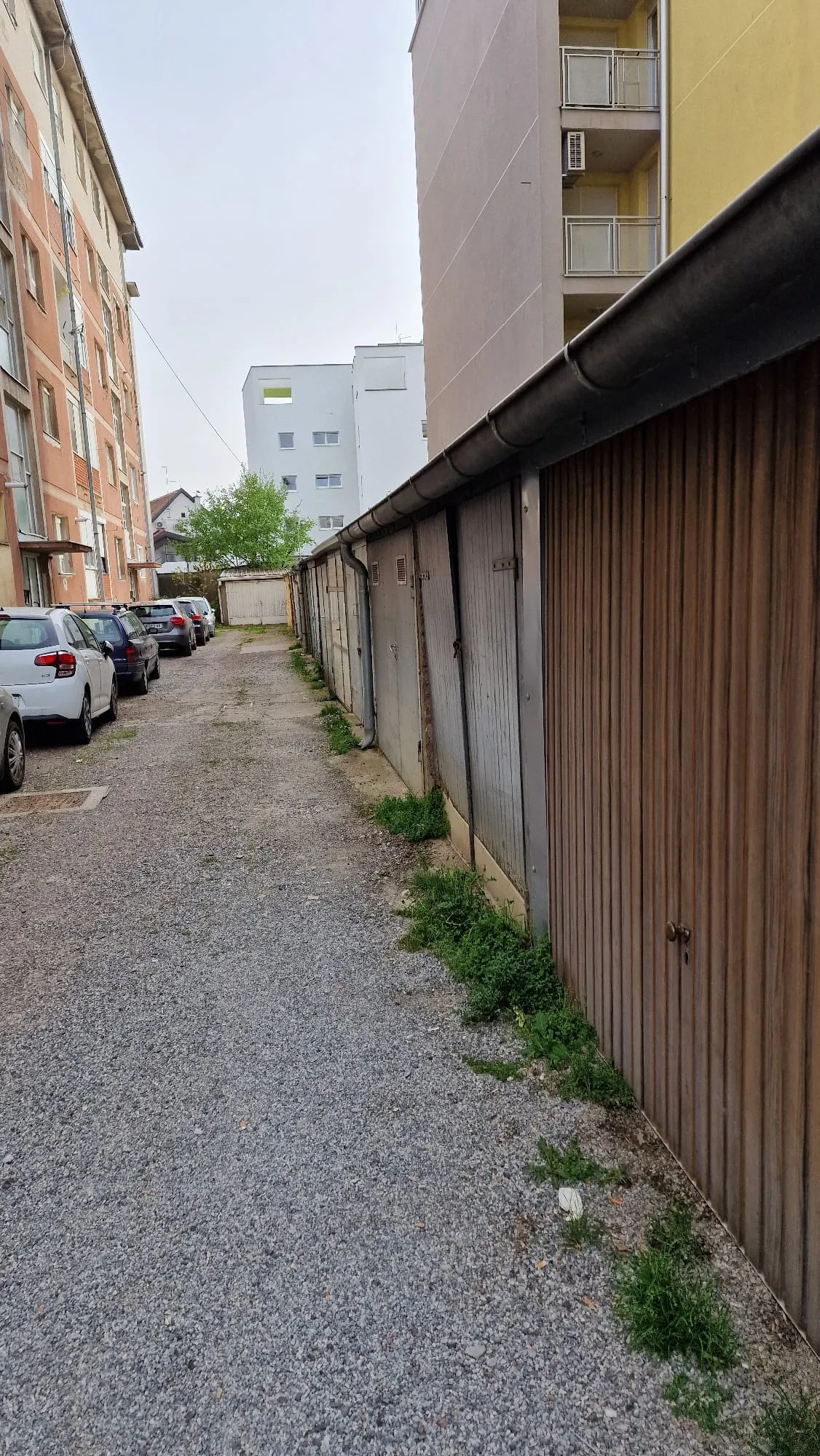 garaža u centru grada - slika 2