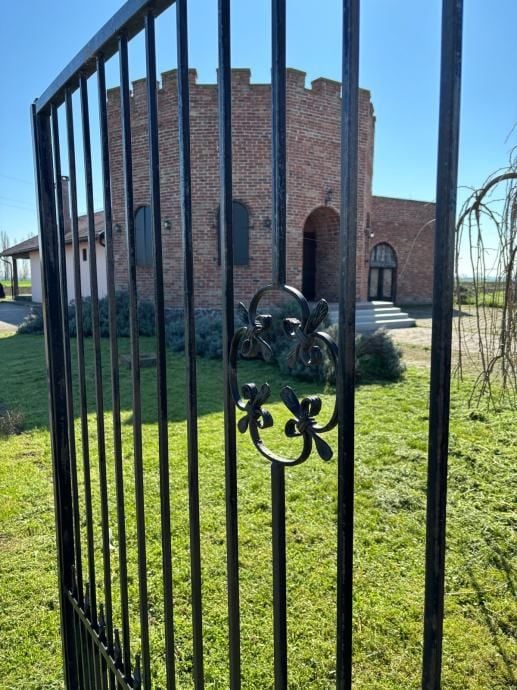 poslovna zgrada: kneževi vinogradi, destilerija i kušaona, 2500 m2 - slika 1