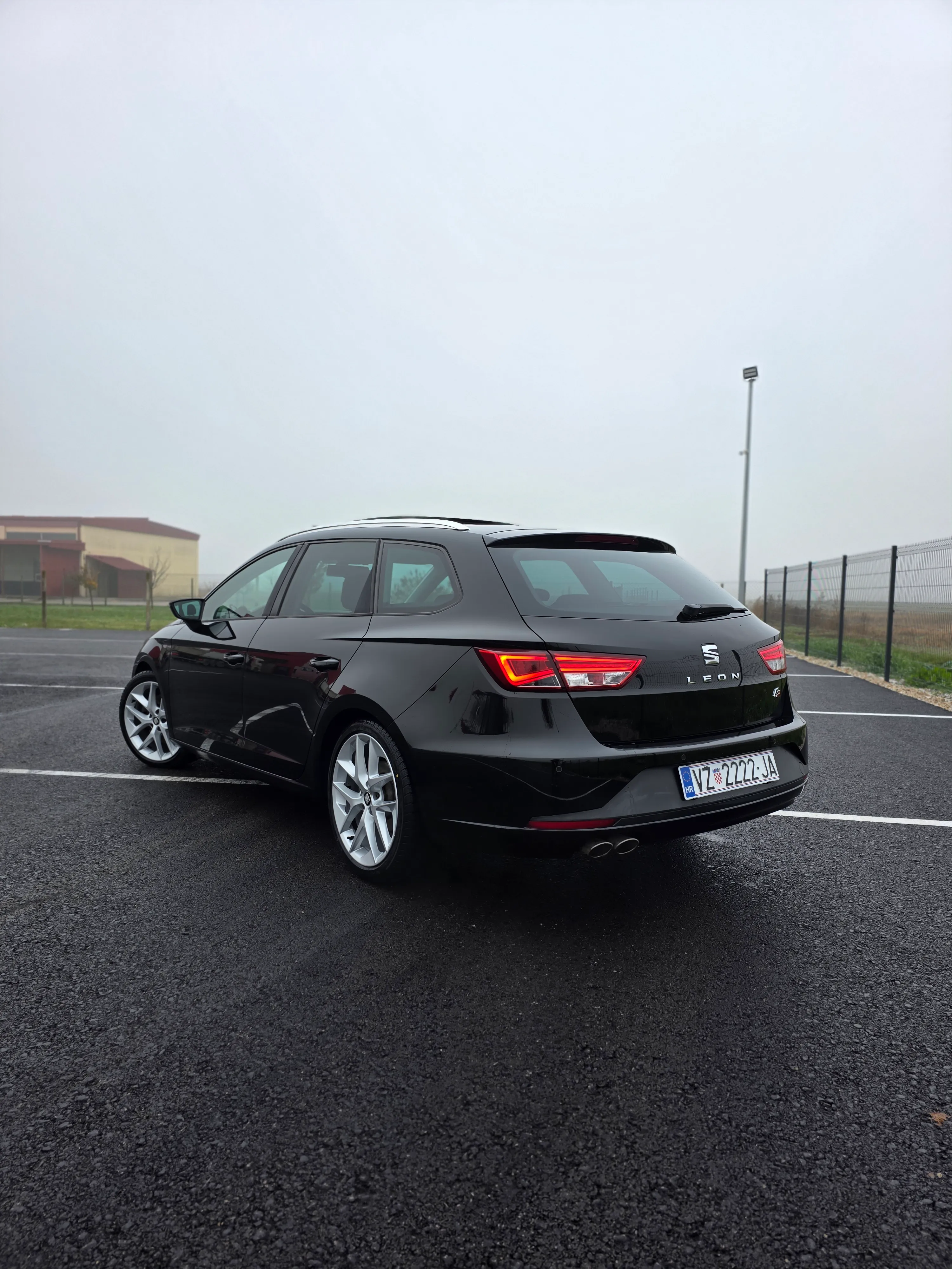 seat leon fr 2.0tdi/dsg/135kw/pano/navi/top stanje - slika 3