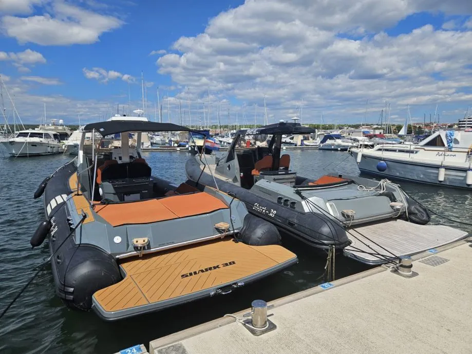 shark 38 hardtop powered by inboard diesel - slika 16