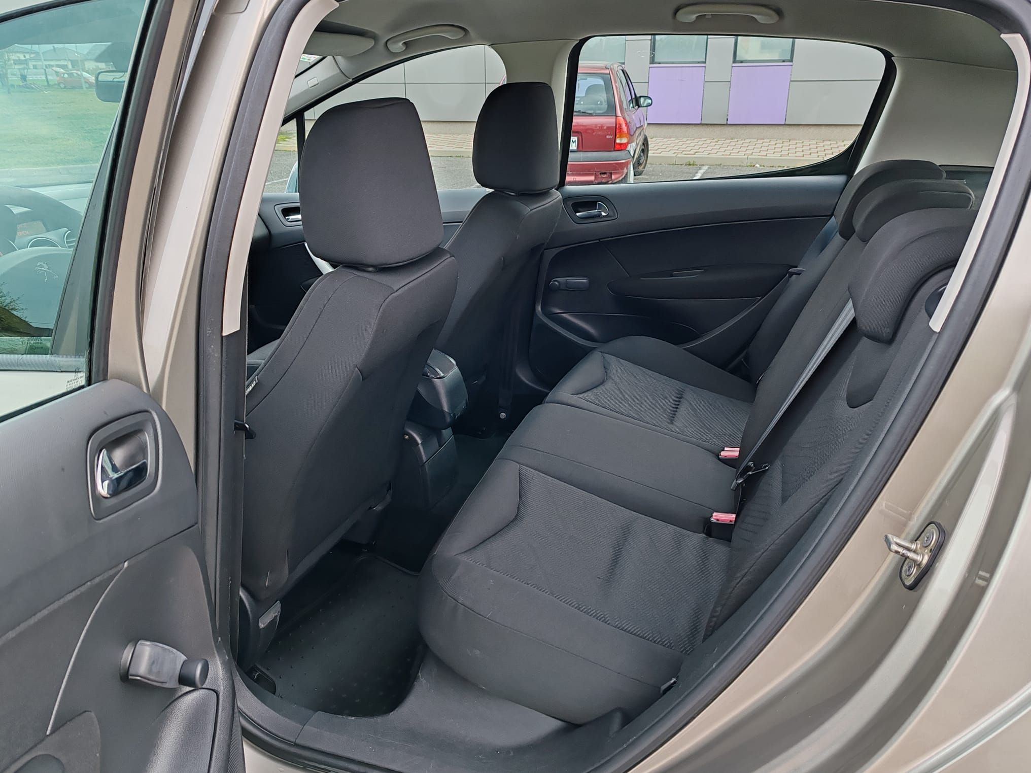 peugeot 308 1,6 hdi 275000 km , 2011, reg-02/26 - slika 8