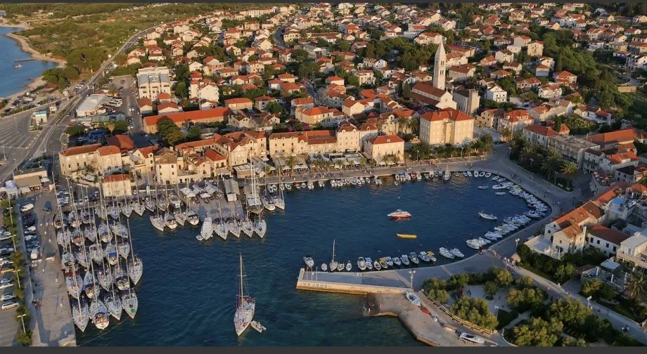 Apartmanska kuća s restoranom: Supetar, Brač, dvokatnica, 320.00 m2
