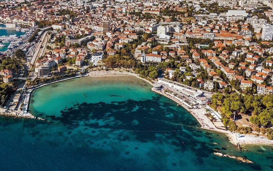 SPLIT, BAČVICE - LUKSUZAN DVOSOBAN STAN, 90m2+10m2 - NA DUŽI PERIOD!