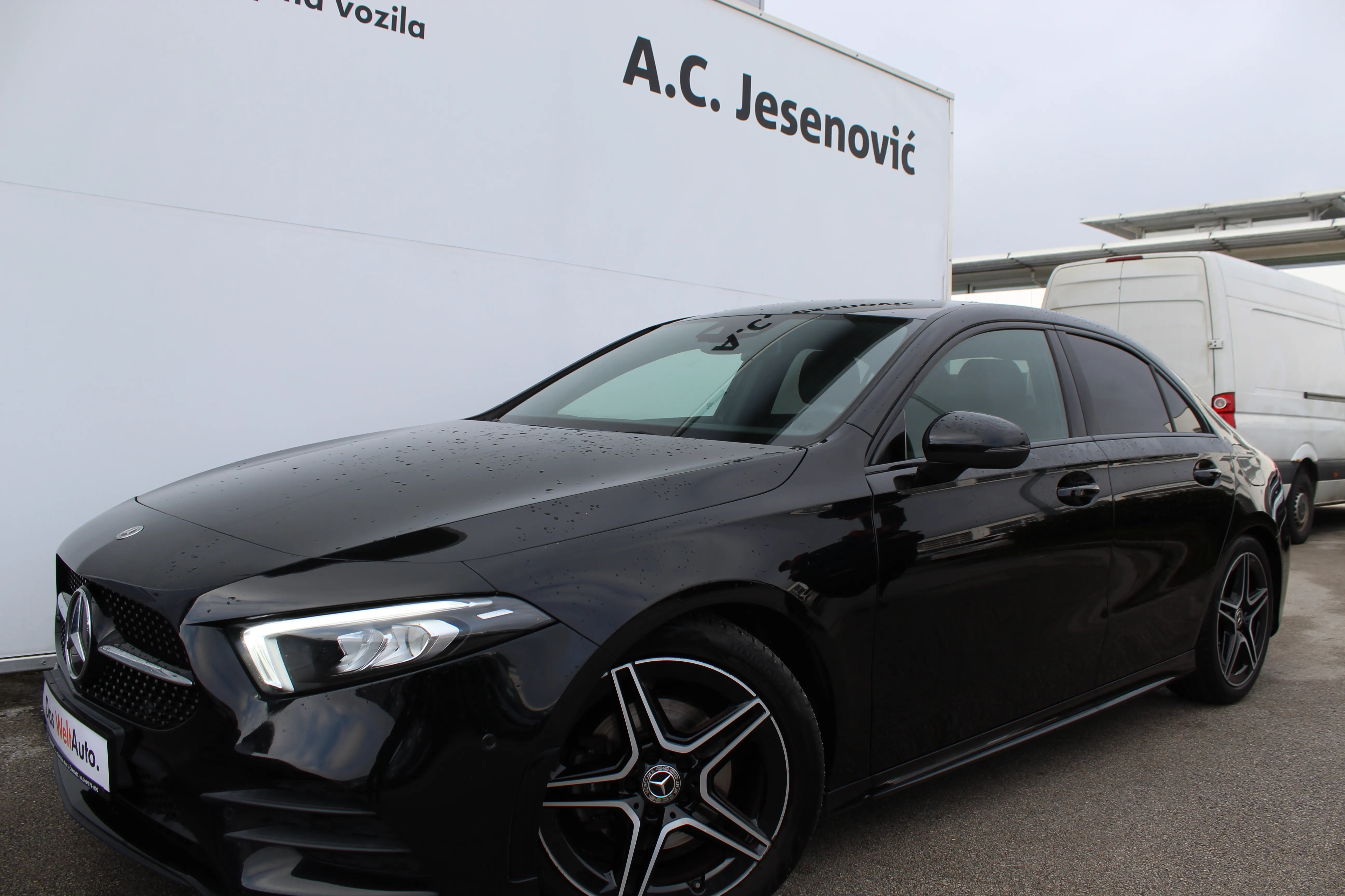 13073 mercedes-benz a limuzina 180 amg line - slika 7
