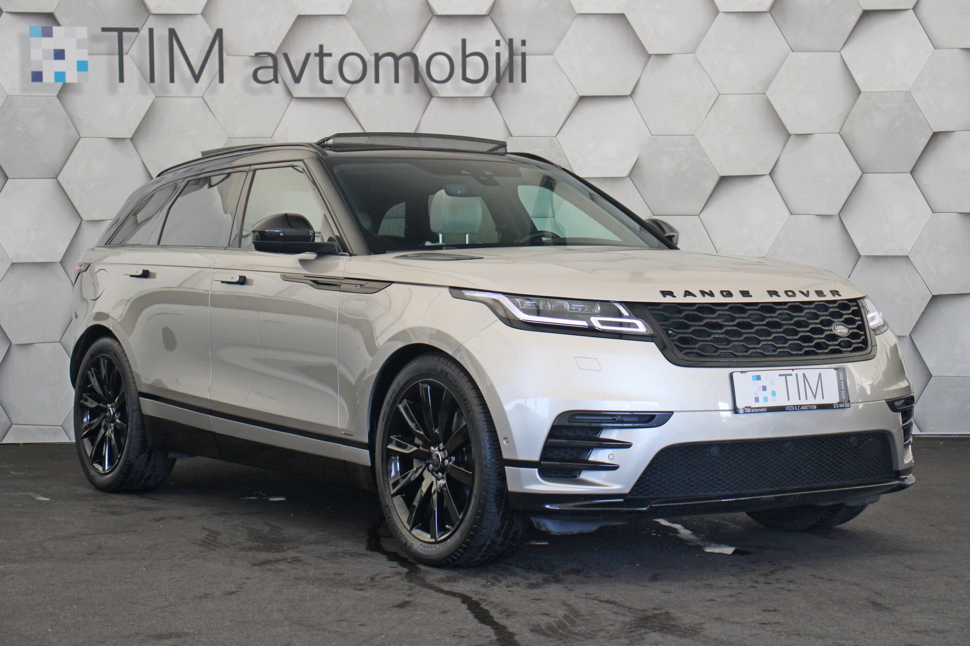 land rover range rover velar r-dynamic se 3.0d 4wd a8 300km pano airma - slika 2