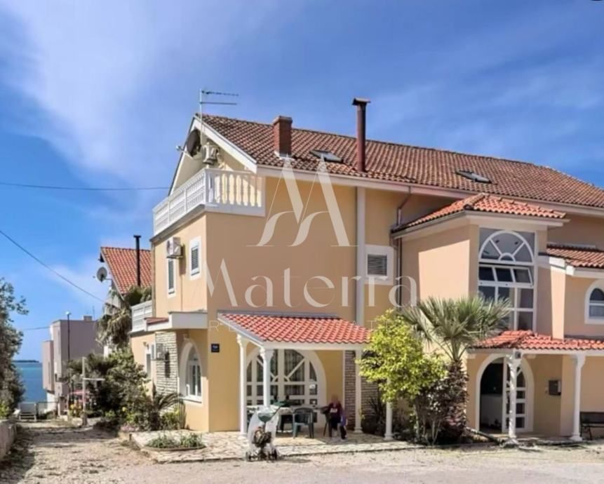 PREKRASNA VILA SA 6 APARTMANA NADOMAK MORA (prodaja) - Brodarica, Šibenik