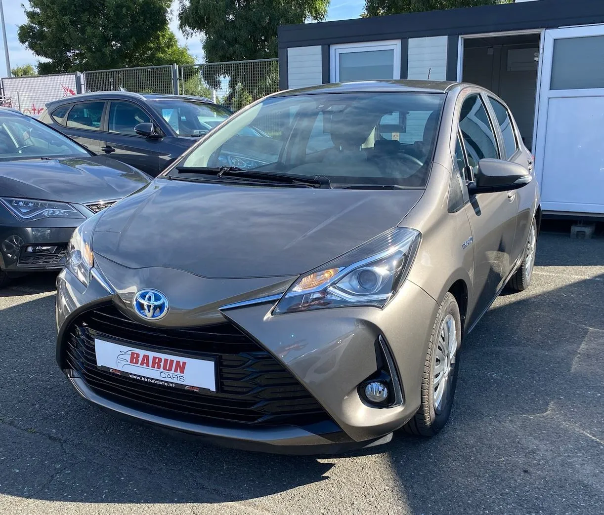 toyota yaris hybrid , 2 godine jamstva,registriran,nove gume - slika 4