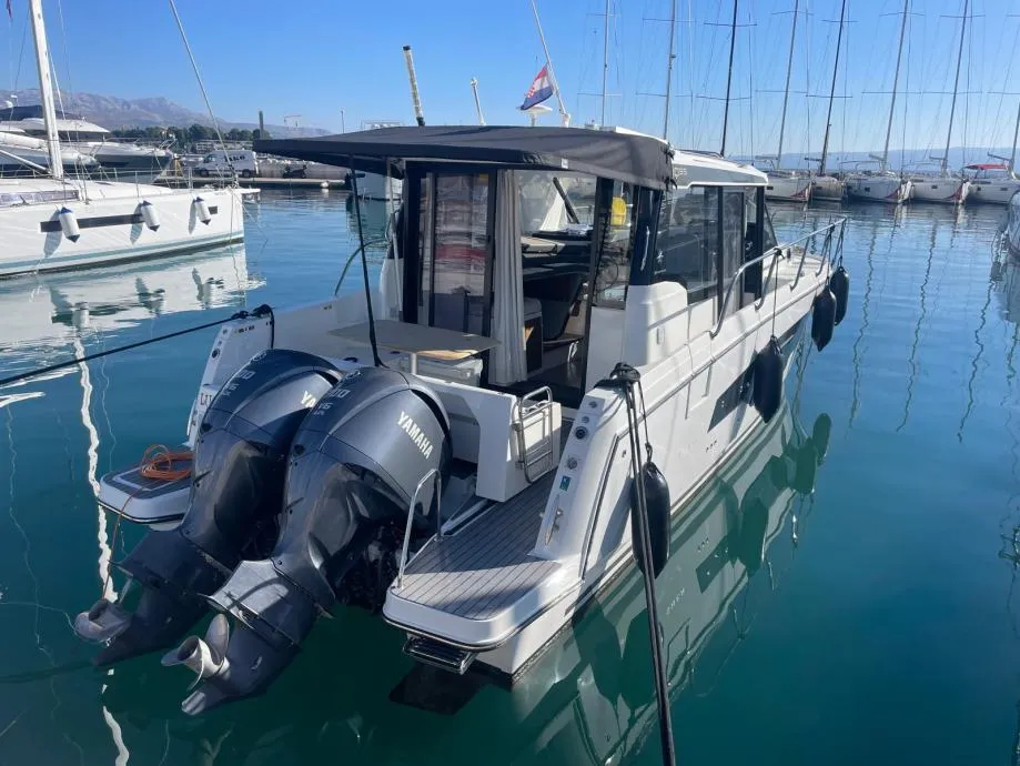 jeanneau merry fisher 1095 u dobrom stanju 2 x yamaha 300 ks - slika 2