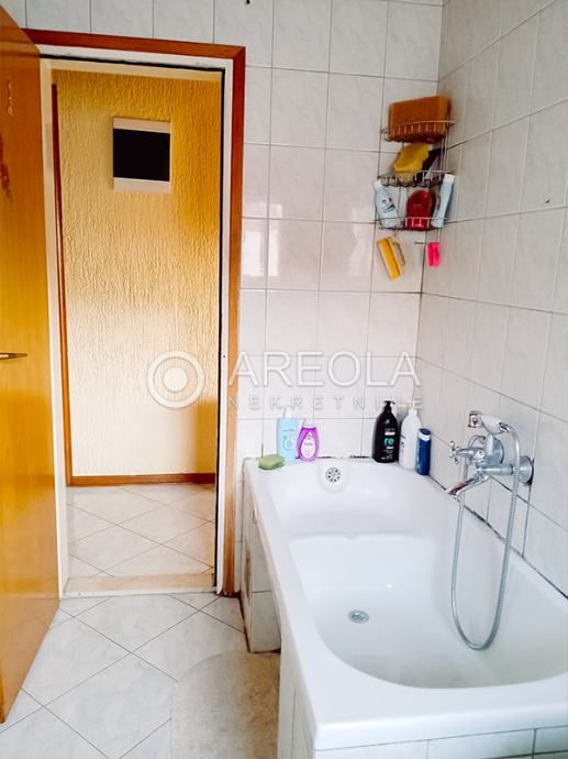 kaštel sućurac - komforan trosoban stan (terasa, roštilj, parking) - slika 14