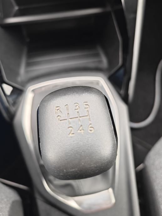 peugeot 208 1,5 blue hdi - slika 11