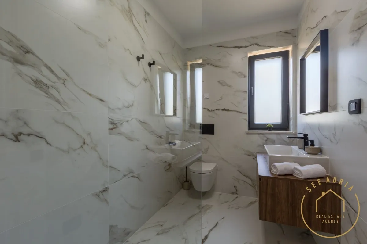 elegantna vila okružena zelenilom, buje - slika 28