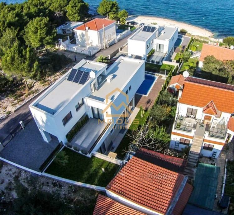 okrug gornji - luksuzna villa 2. red od mora (prodaja) - slika 2