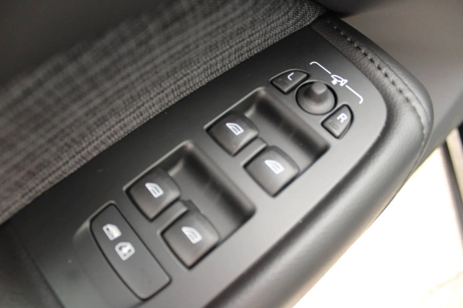 volvo xc60 b4 2.0d automatik *led, navigacija, kamera* - slika 18
