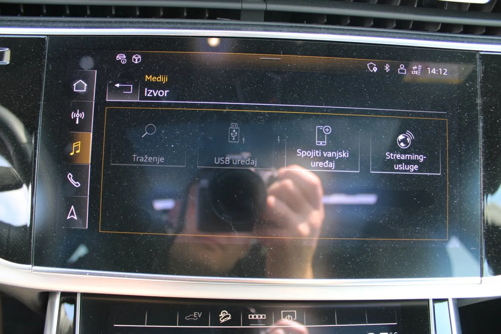 audi q8 55 tfsi quattro s-line *panorama,led,navigacija,kamera* - slika 21
