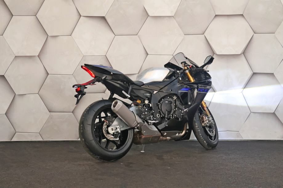 yamaha r1m karbon - novo - moguča registracija - slika 3