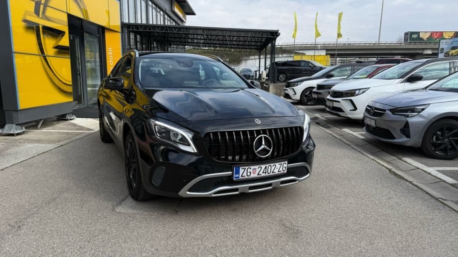 mercedes-benz gla 200 automatik 115kw - slika 18