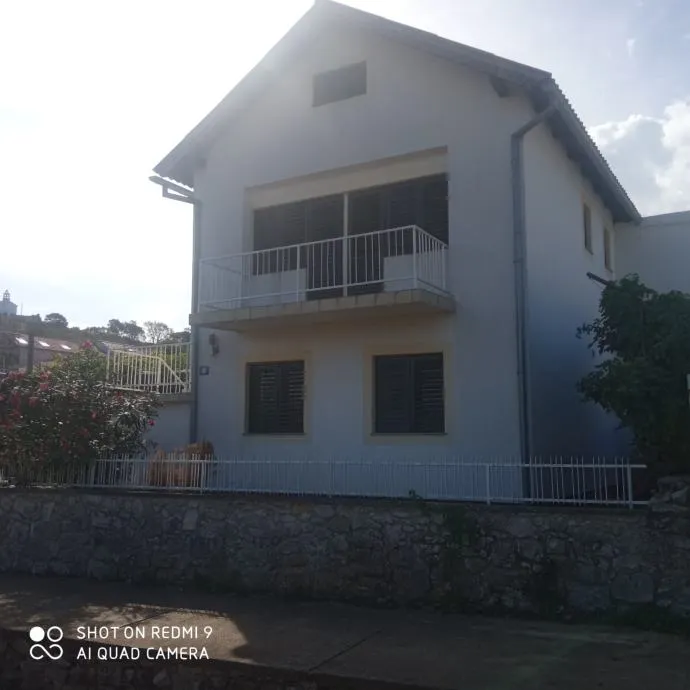 !!kuća s dvorištem,staro selo: murter, 105.00 m2 (prodaja) - slika 2